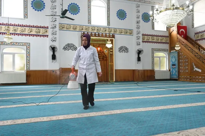 Isparta'da camilerde Ramazan temizliği başladı