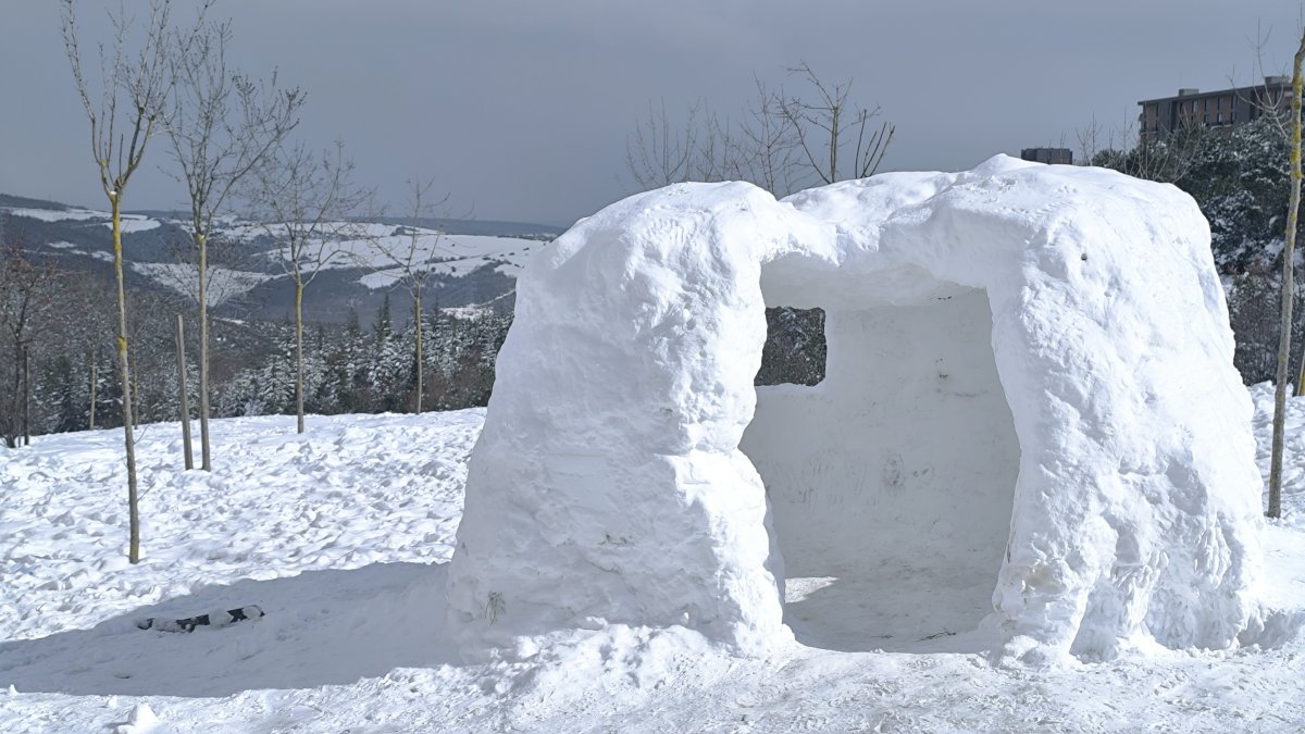 Burası Alaska değil, Kocaeli! Öğrencilerden iglo evli eğlenceli anlar
