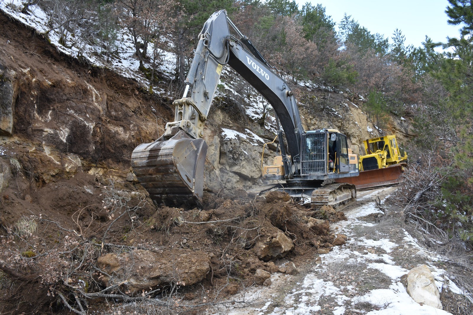 Karabük'te heyelan köy yolunu kapattı