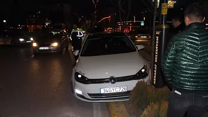 Önce yayaya, ardından direğe çarptı: 'Alkollüyüm ehliyetimi alabilirsiniz'