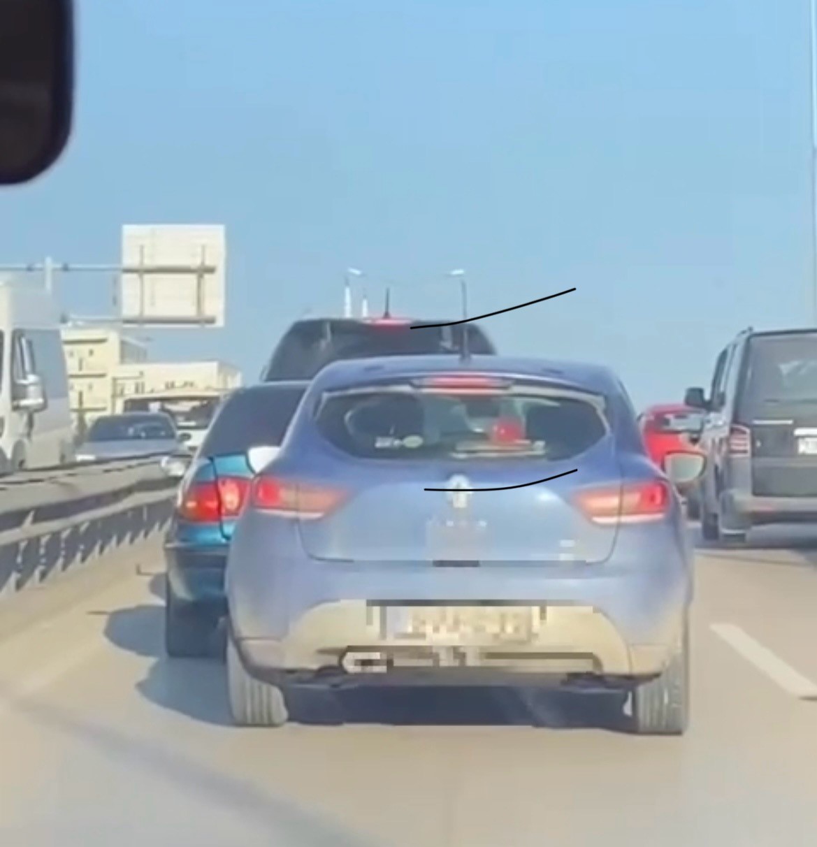 Şeritten çıkan araba öndeki otomobile çarparak durabildi