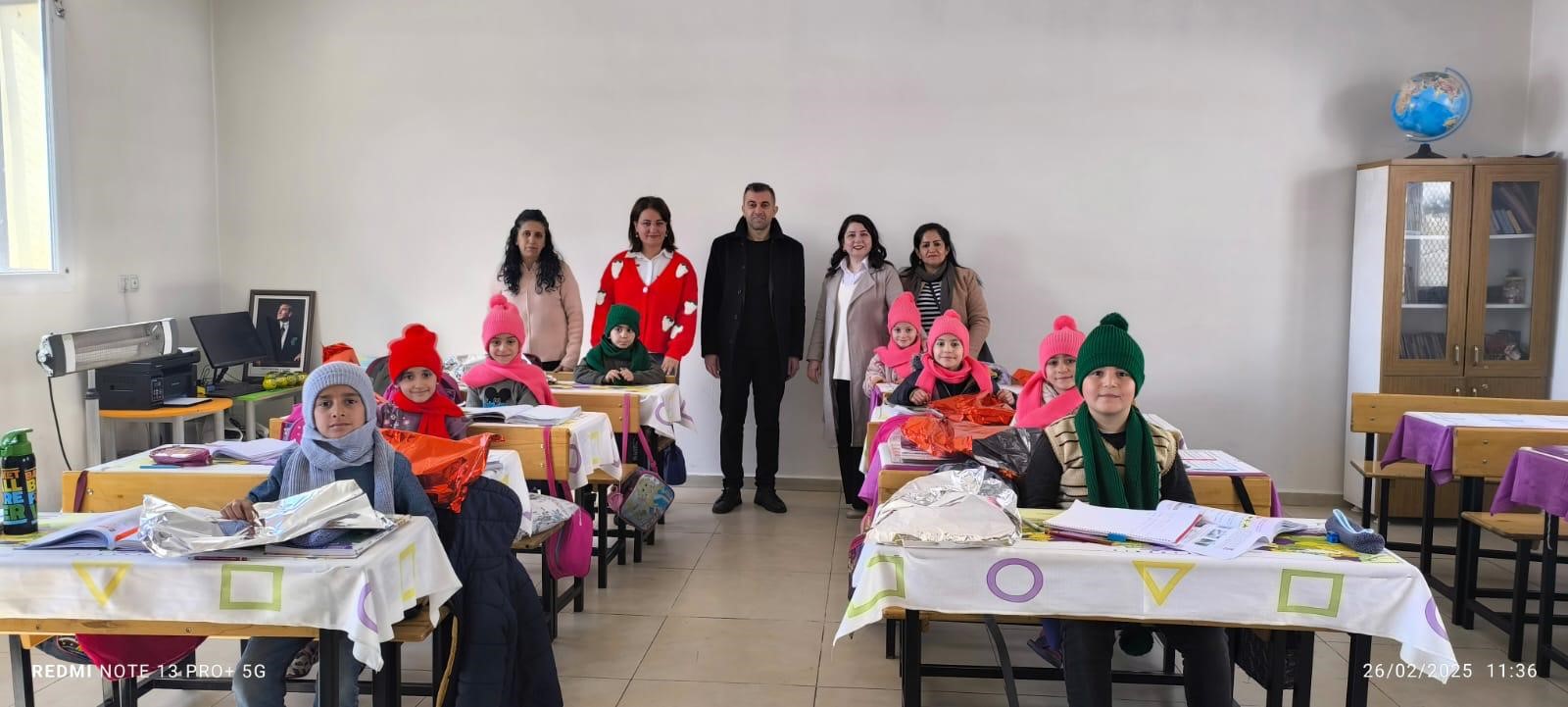 Beytüşşebap'tan sıcak görüntüler! Çocuklara atkı, bere ve eldiven dağıtıldı