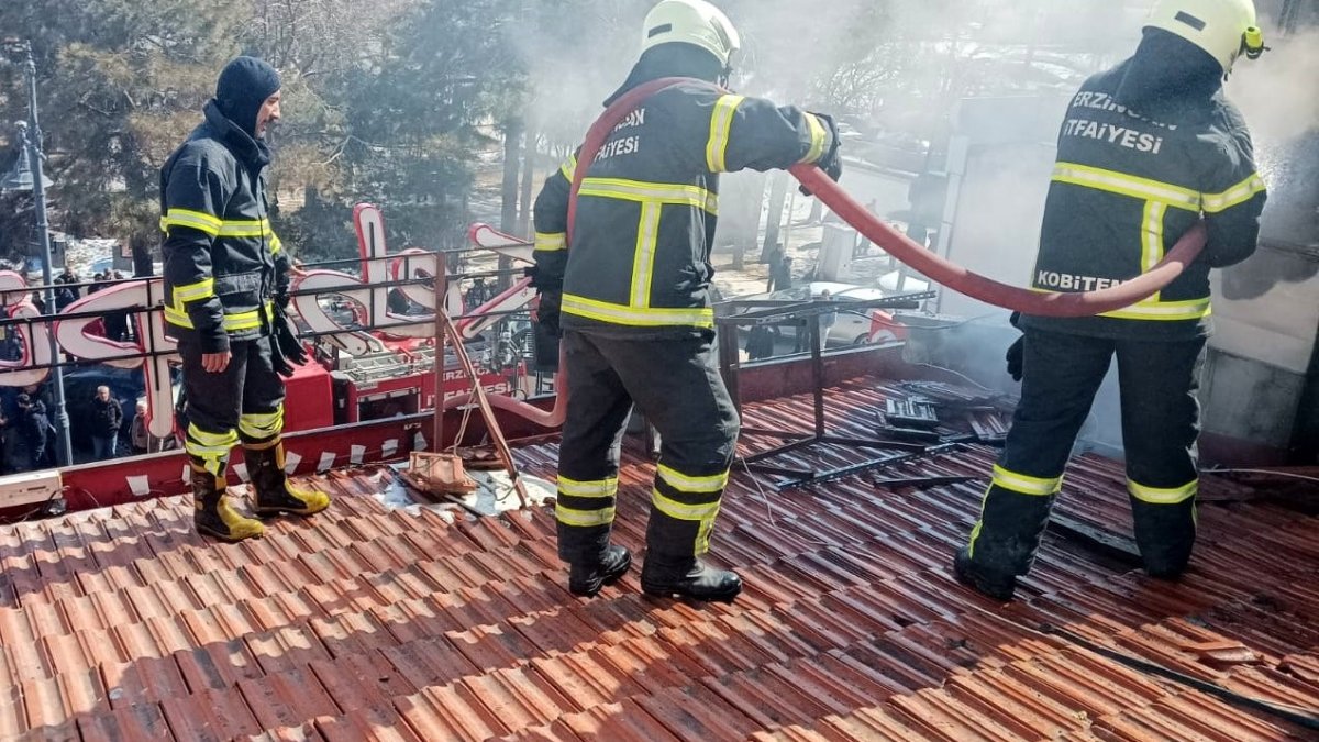 Erzincan’da lokantanın çatısındaki yangın söndürüldü