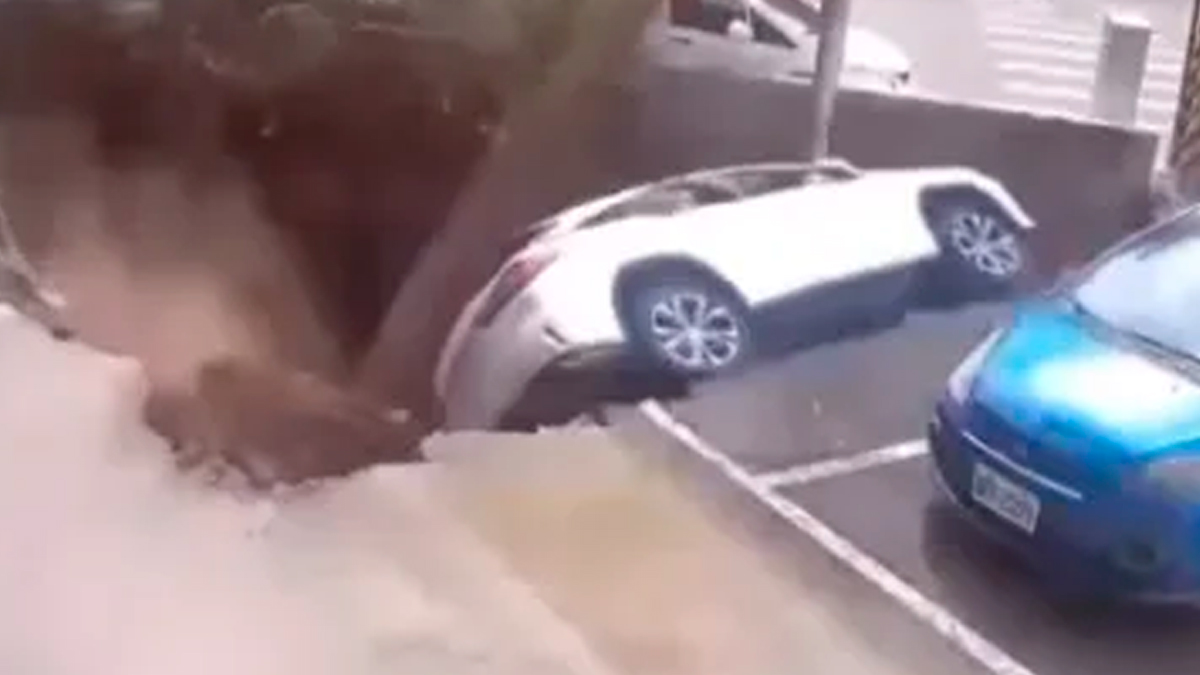 Tayvan’da aniden çöken yol aracı yuttu