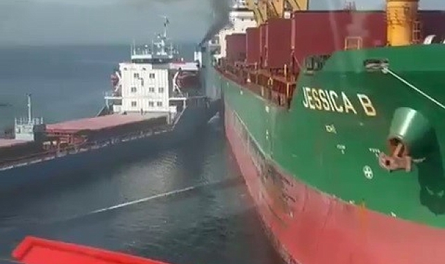 Limandan çıkan gemi, başka bir gemiye çarptı! O anlar kameraya böyle yansıdı