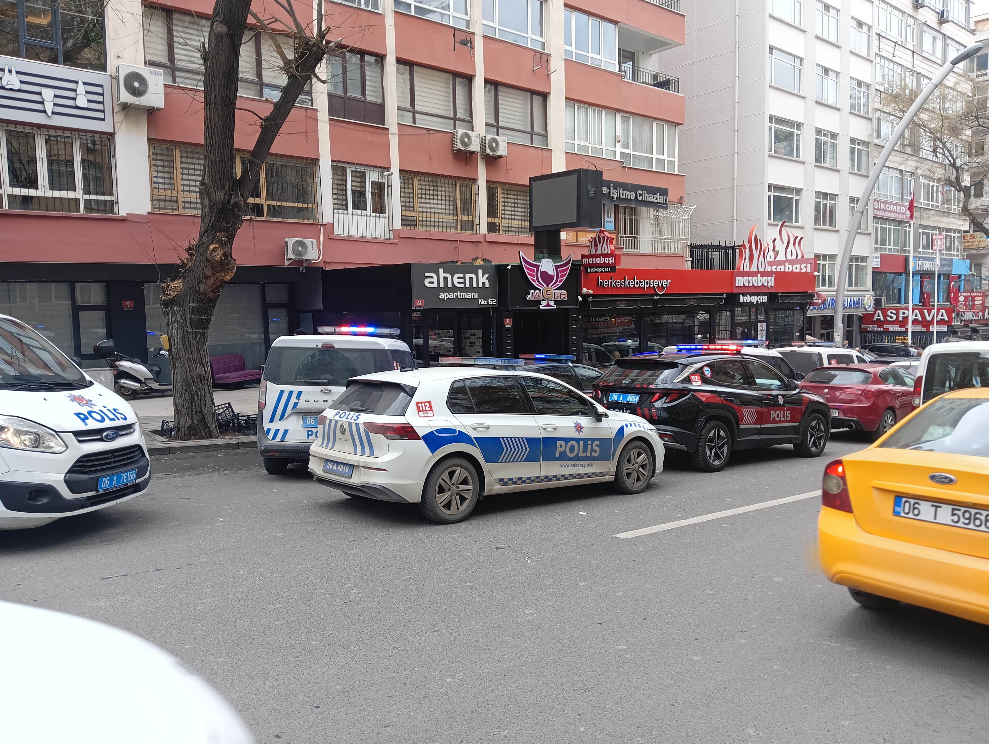 Önce arkadaşını bıçakladı, ardından 4. Kattan aşağı atladı