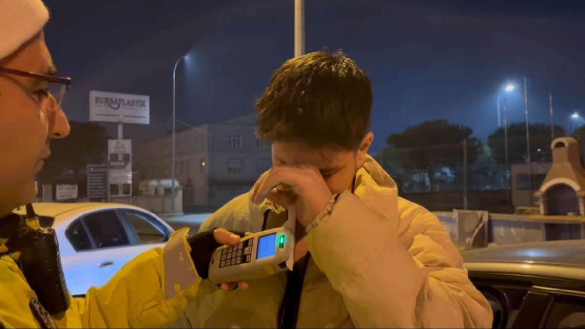 Alkolmetreyi üflememek için ağlama taklidi yaptı! Sınırı aşınca sinirden elindeki çakmağı fırlattı