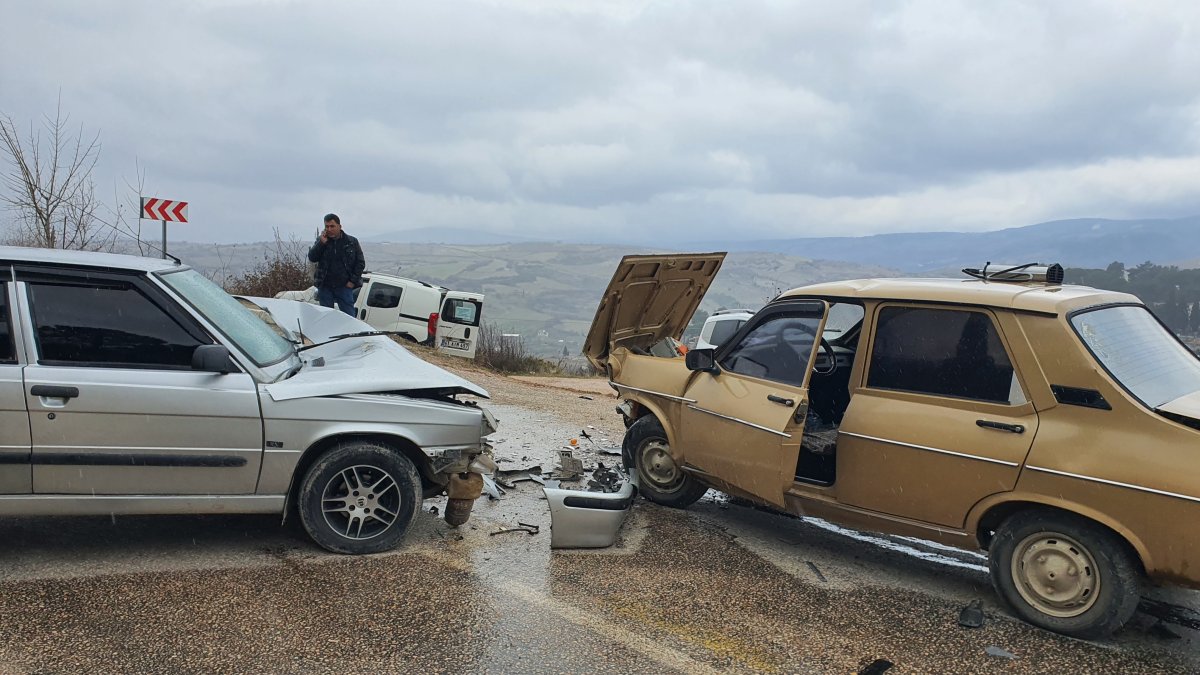 Manisa'da iki otomobil kafa kafaya çarpıştı: 3 yaralı
