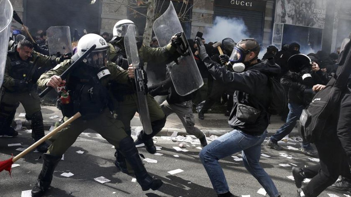 Yunanistan'da tren kazasının yıl dönümünde göstericiler ile polis arasında çatışma!