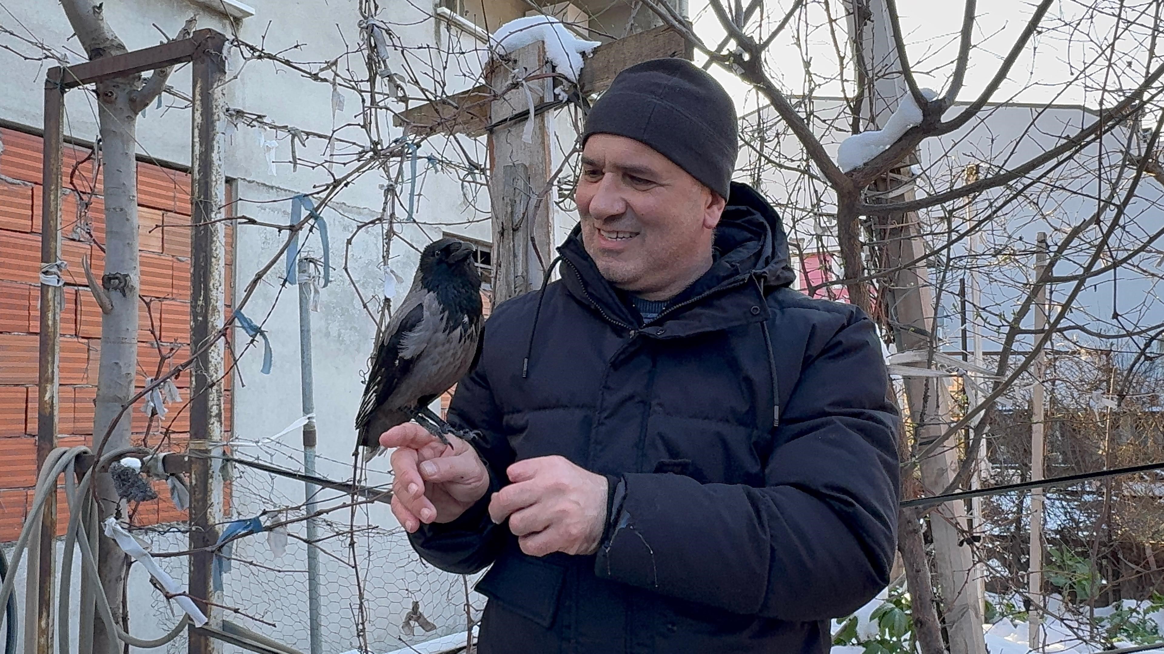 Kar banyosu yapan karga, sosyal medyada olay oldu: ‘Bir tek şampuanı eksik’