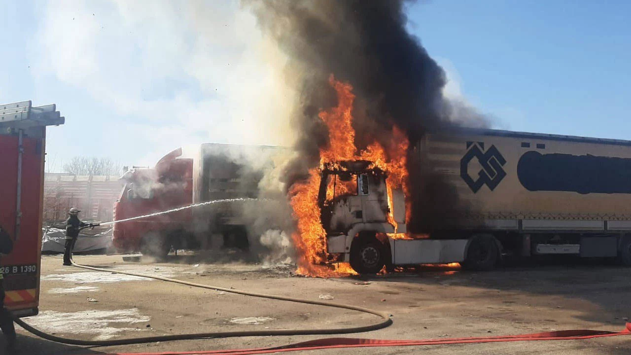 Eskişehir’de 3 TIR cayır cayır yandı! O anlar kamerada