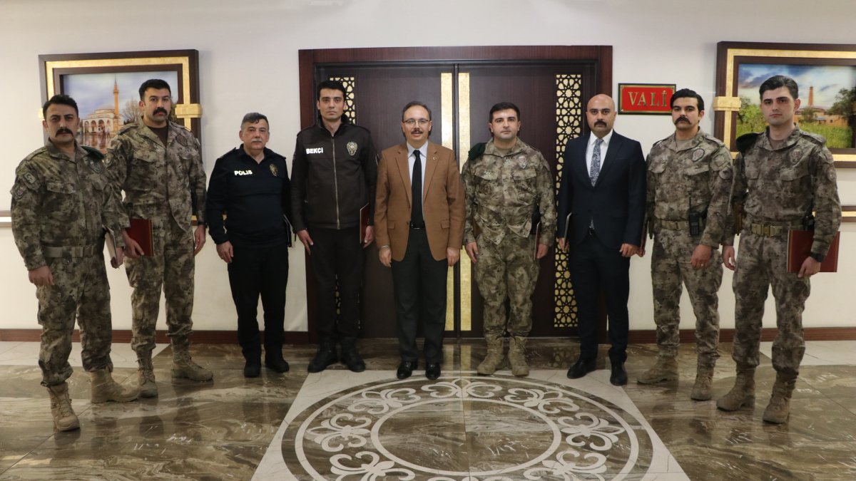 Siirt'te kayıp genç kızı bulan polislere ödül verildi