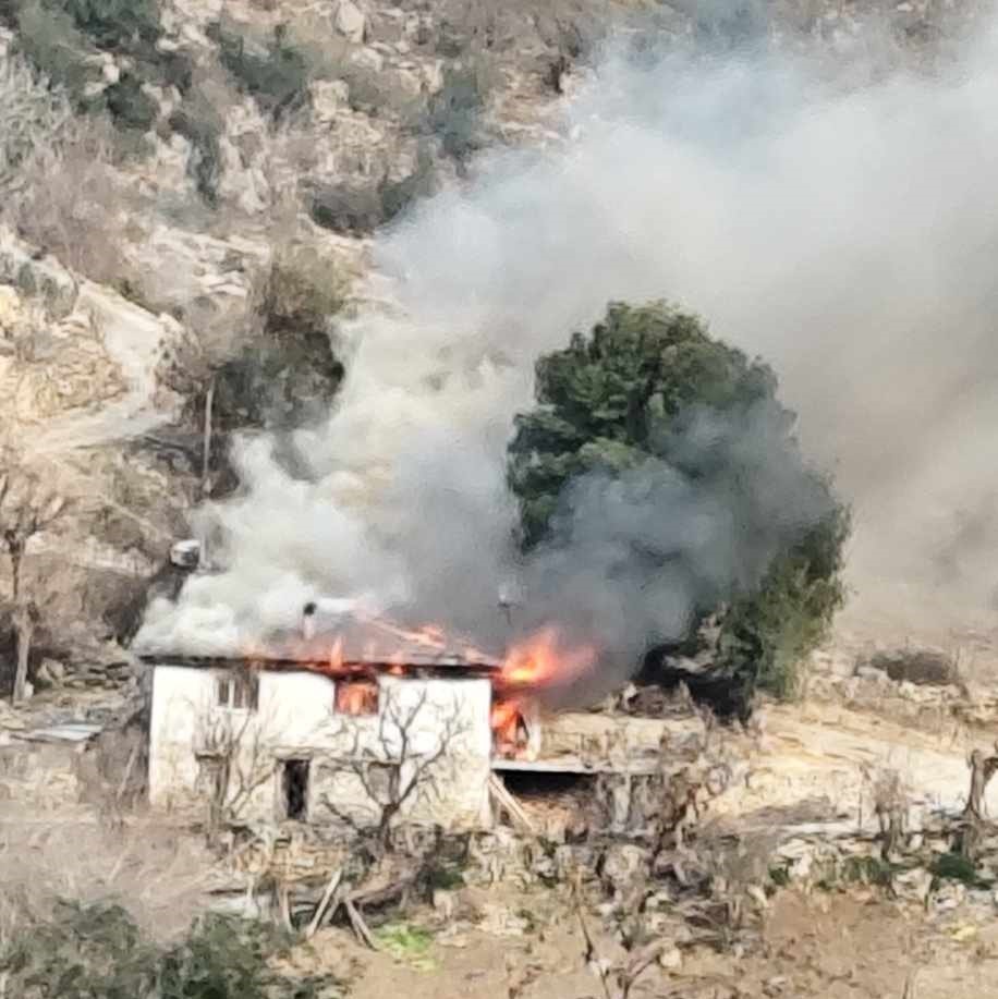 Andırın'da alev alev yanan ev kül oldu