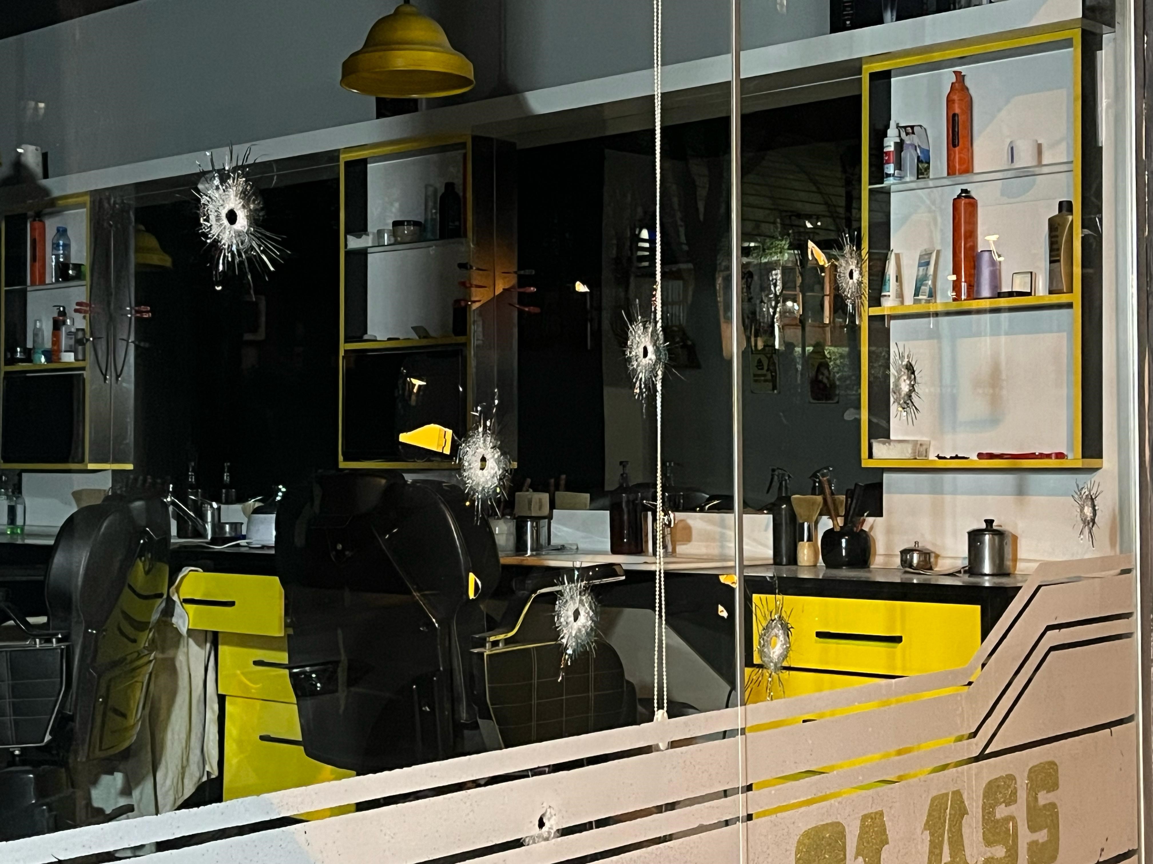 Bağcılar’da berber dükkanı kurşunlandı: 1 ağır yaralı