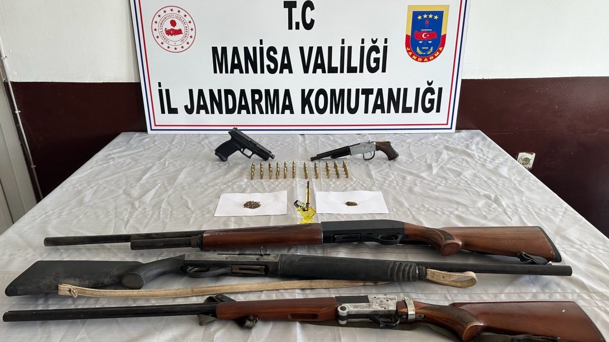 Manisa’da evlerinde ruhsatsız tabanca ve tüfeklerle yakalandılar