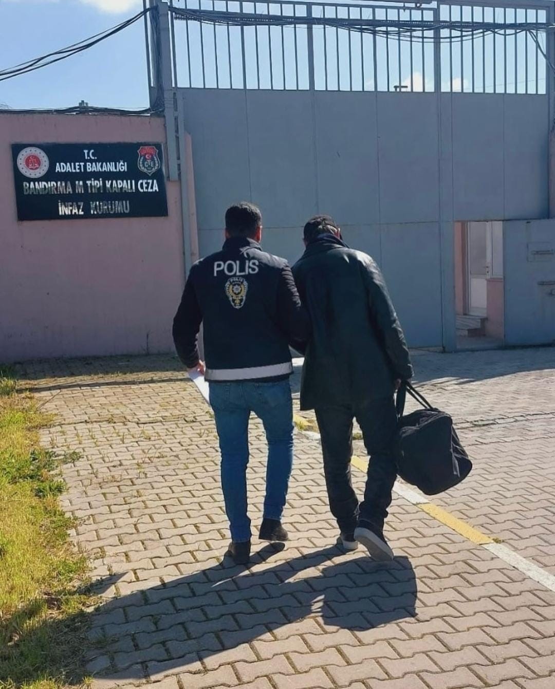 Bandırma'da dolandırıcılıktan aranan şahıs yakalandı