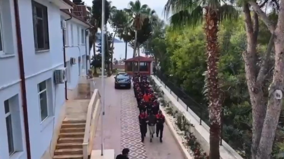 Antalya'da 111 düzensiz göçmen ile 8 organizatör yakalandı