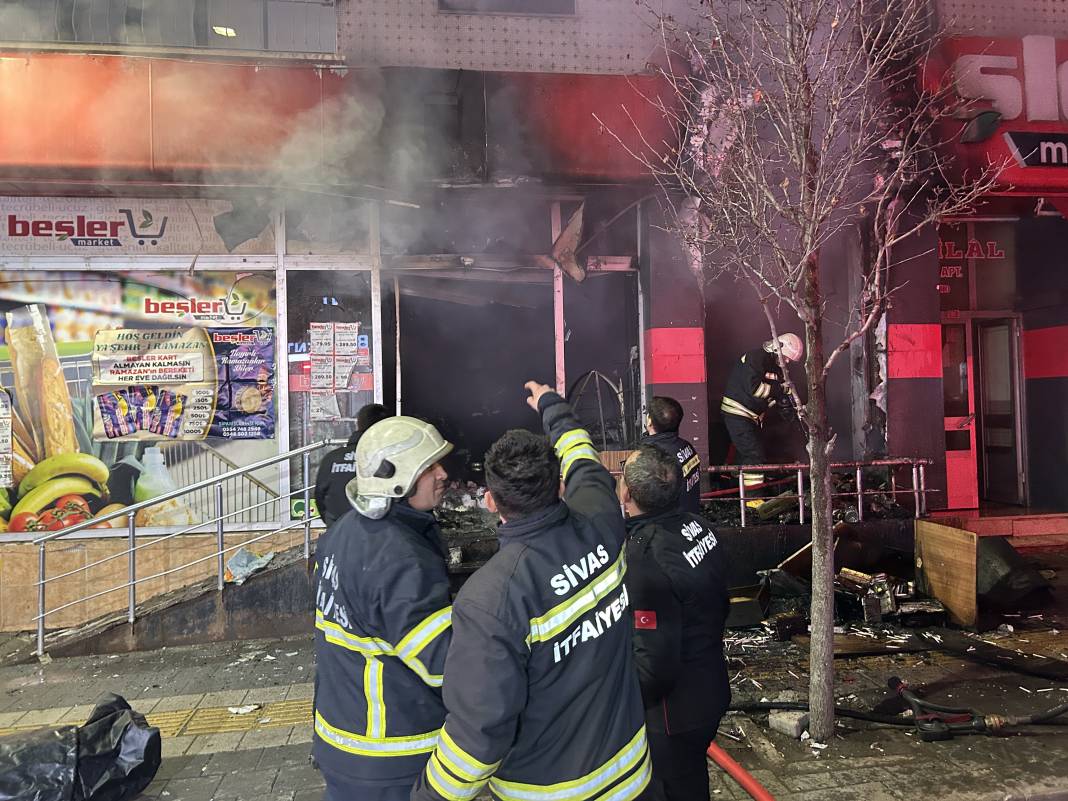 Sivas'ta yazar kasası patlayan markette yangın çıktı
