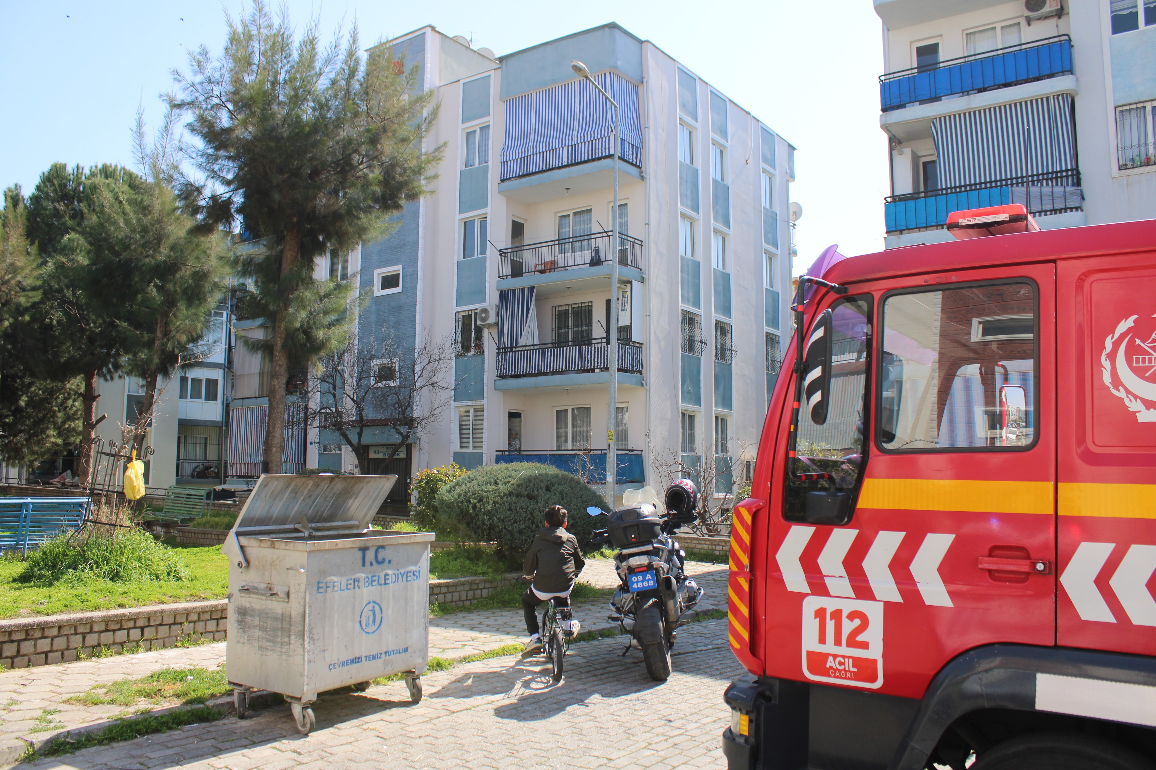 Aydın’da çatıya çıkan yaşlı kadın, ekipler tarafından ikna edildi