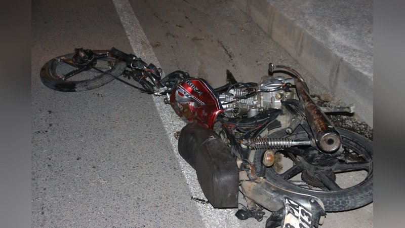 Hafif ticari araçla çarpışan motosiklet parçalandı: 2 kişi öldü