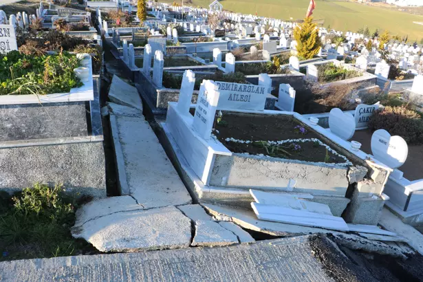 Samsun’da heyelan sebebiyle mezarlar büyük hasar gördü