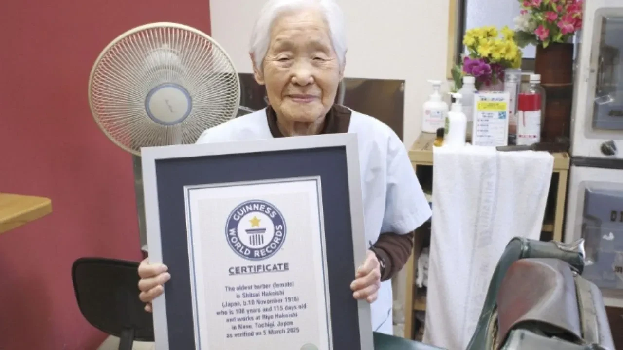Guinness Dünya Rekorlar kitabında! Japon Hakoişi, 108 yaşında 'dünyanın çalışan en yaşlı kadın berberi' seçildi