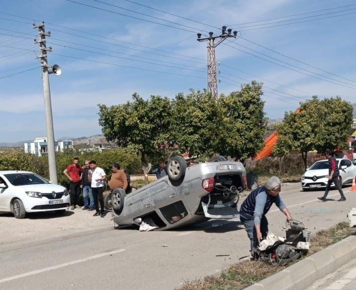 Takla atıp ters dönen otomobili sürücüler böyle düzeltti