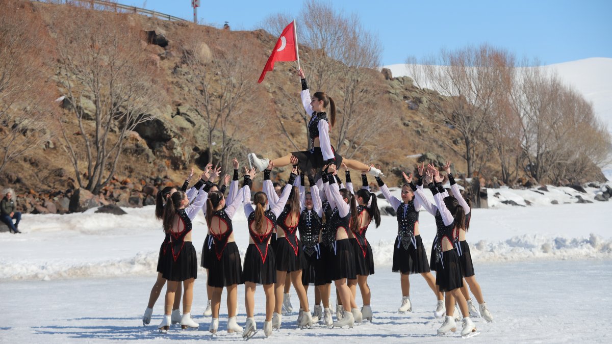 Çıldır Gölü'nde nefes kesen senkronize buz pateni gösterisi
