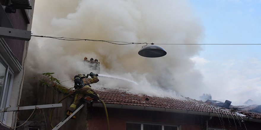 Fatih'te gecekondunun çatısında yangın