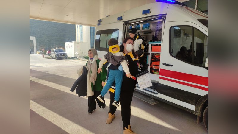 Bursa'da hafif ticari araç ile otomobil çarpıştı: 5 yaralı