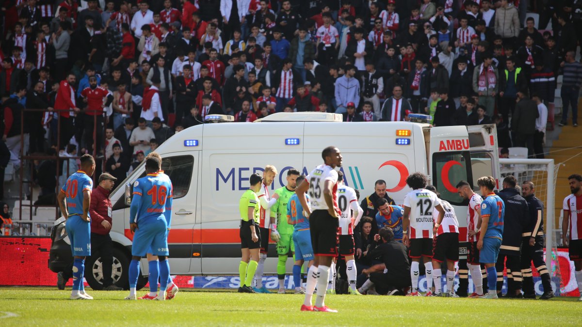 Sivasspor'da Rey Manaj ve onun yerine giren Simic sakatlanarak hastaneye kaldırıldı