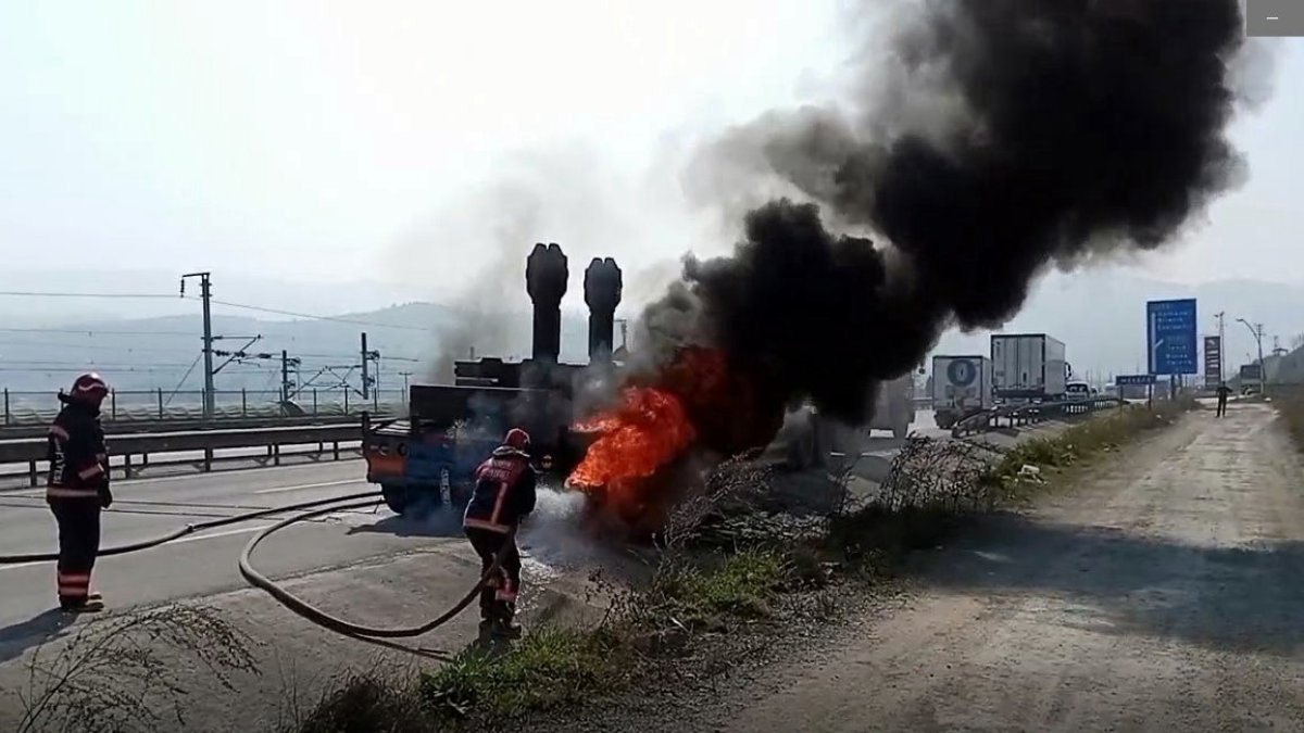 D-650’de karayolunda iş makinesini taşıyan tır alevlere teslim oldu