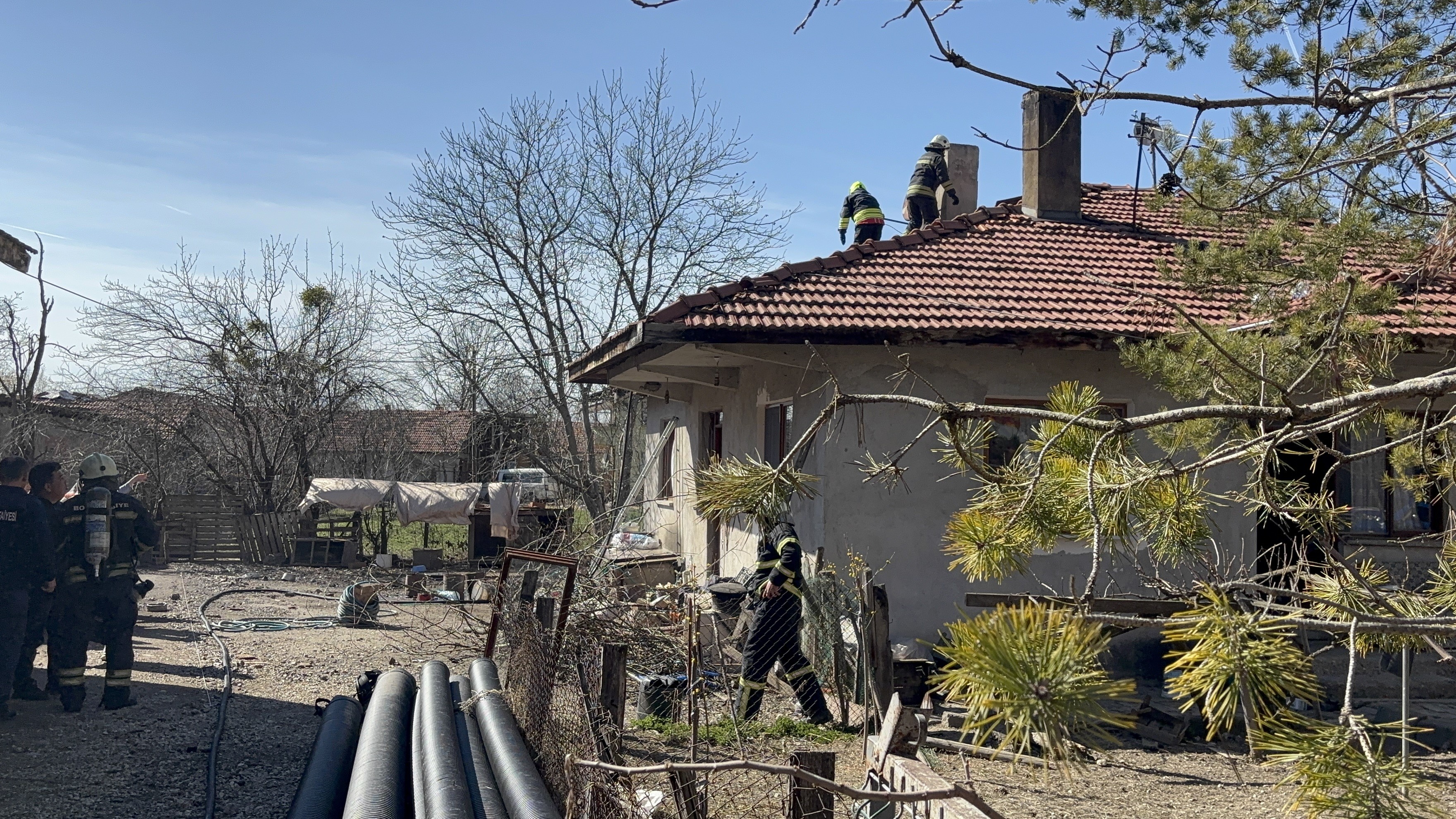 Bolu’da korku dolu anlar! Baca yangını az kalsın evi yakıyordu