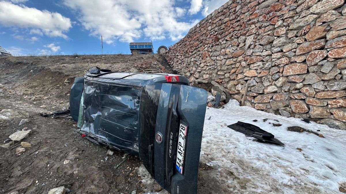 Malatya-Adıyaman yolunda araç menfeze devrildi! 1 kişi yaralı