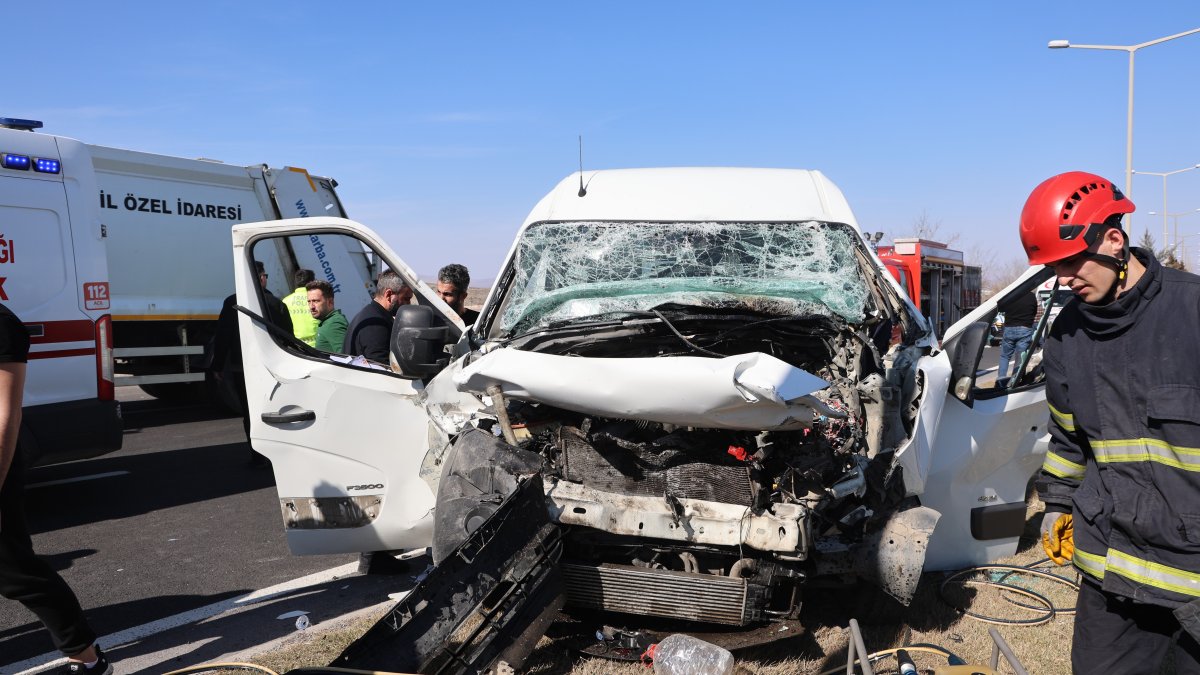 Nevşehir'de minibüs ile tır çarpıştı! 1 kişi öldü, 1 kişi de yaralandı