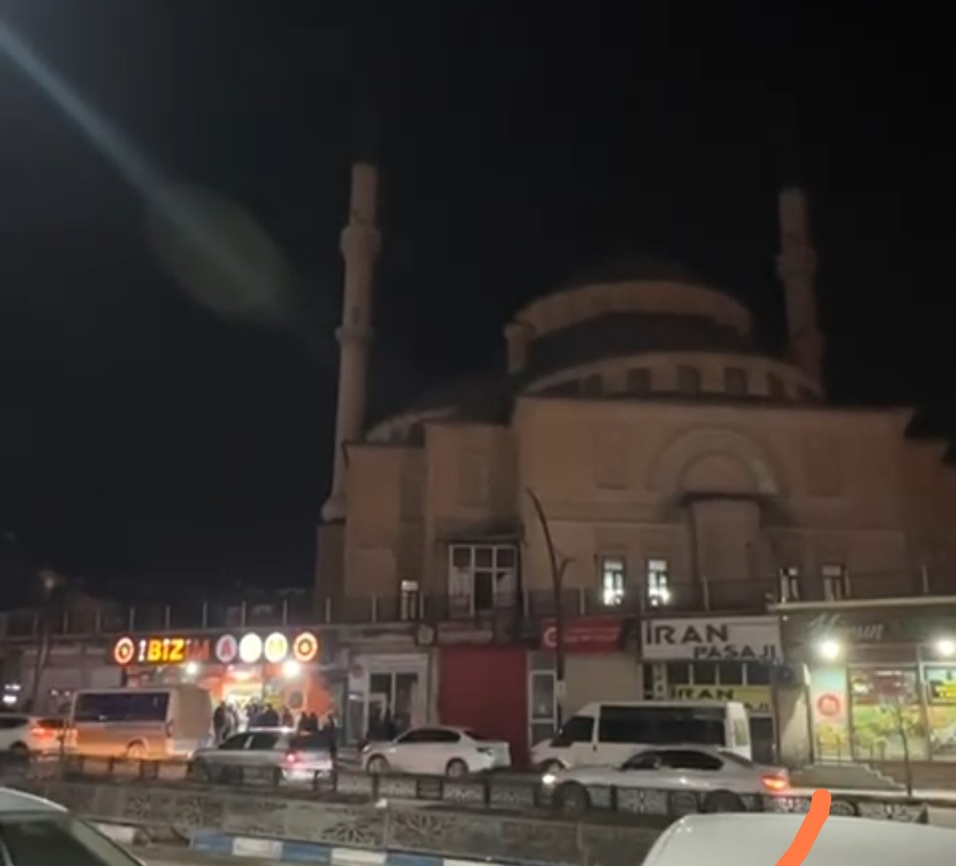 Depremin ardından Yüksekova'da anons yapılarak vatandaşlar camiye davet edildi