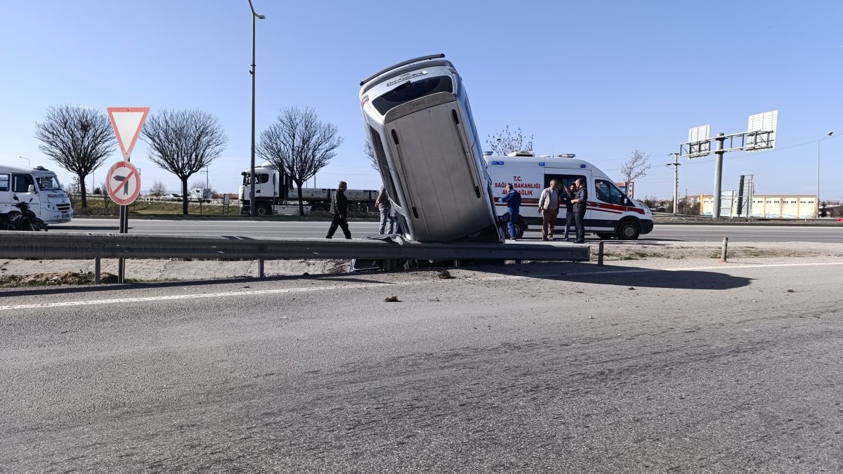 Fizik kurallarını sorgulatan kaza! Önce kaldırıma çıkıp ardından...