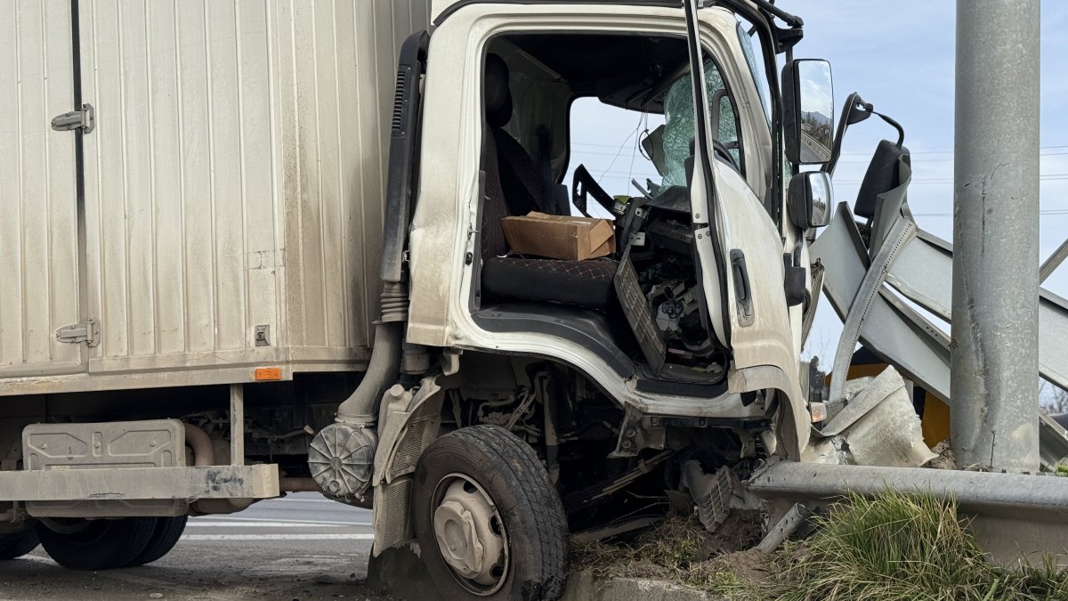 D-650 karayolunda korkutan kaza! Kamyonet tabelaya ok gibi saplandı