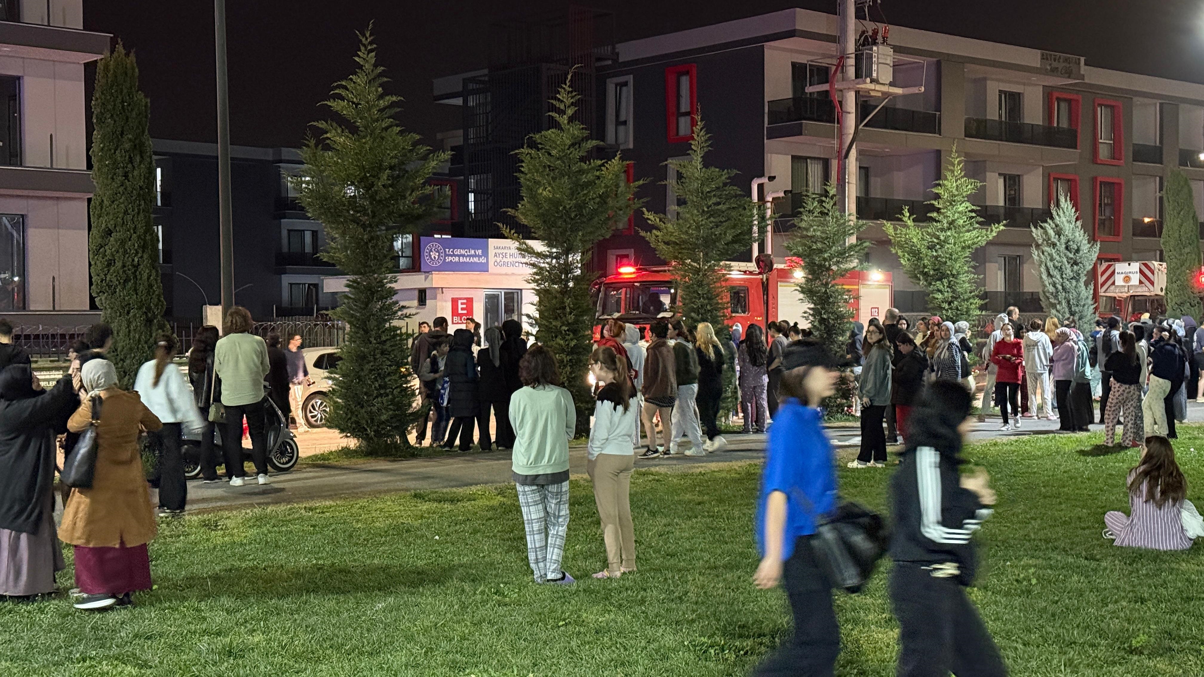 Sakarya'da kız öğrenci yurdunda yangın çıktı