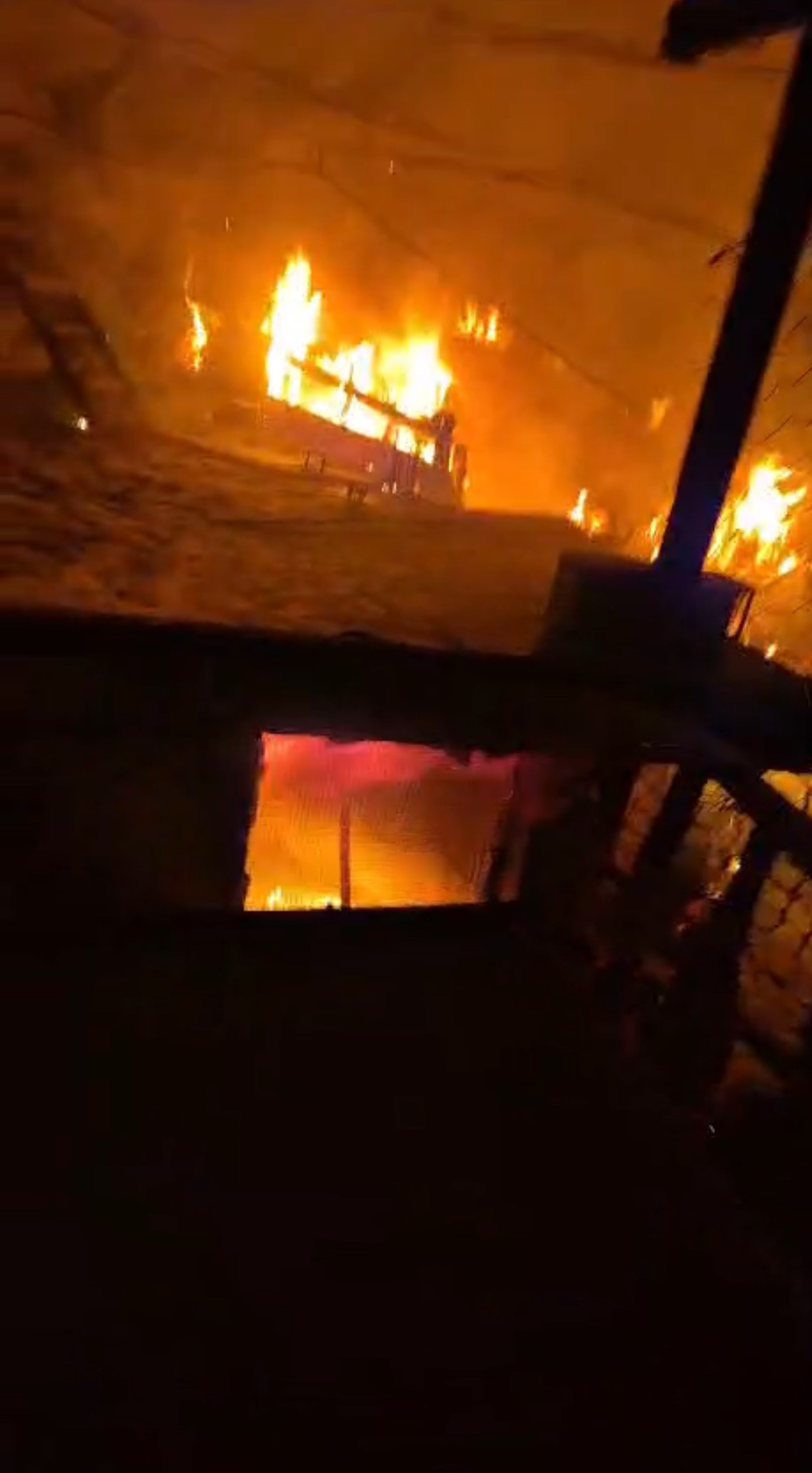 Tarsus'ta yangın! 2 katlı ev alevler içinde kaldı