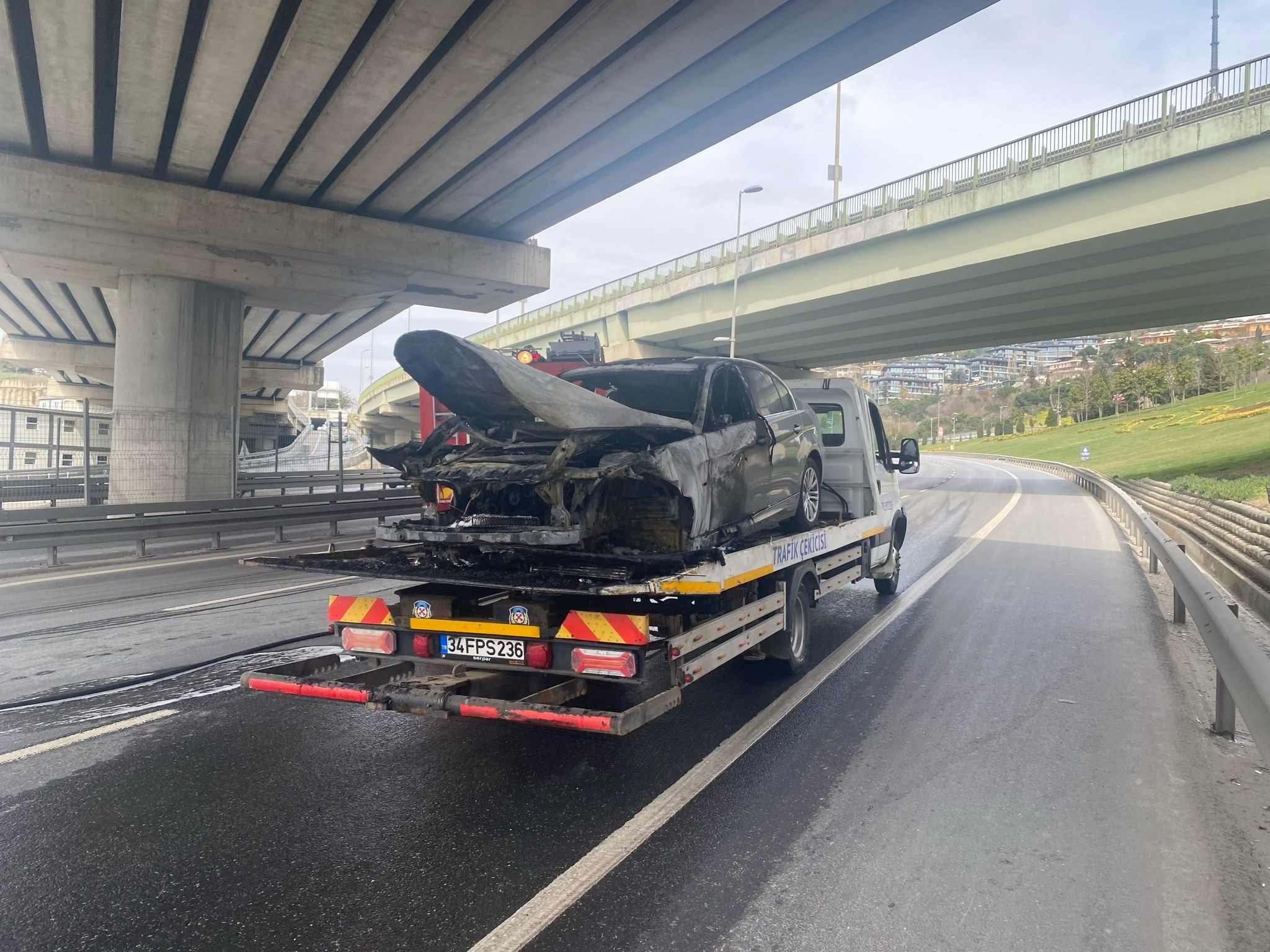 Lüks otomobil cayır cayır yandı: D-100 karayolu trafiğe kapandı