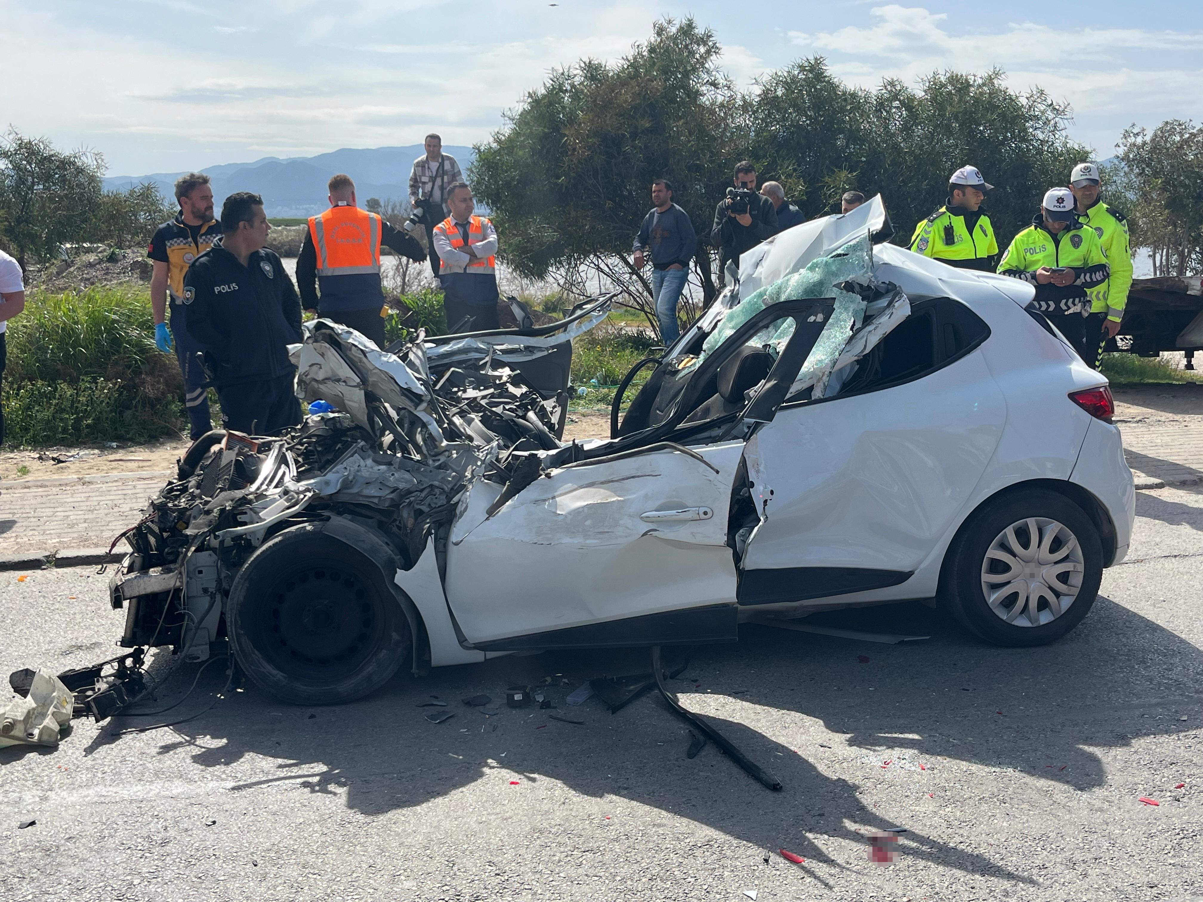 İzmir’de feci kaza: Tırın altına giren otomobil hurdaya döndü, 1 ölü