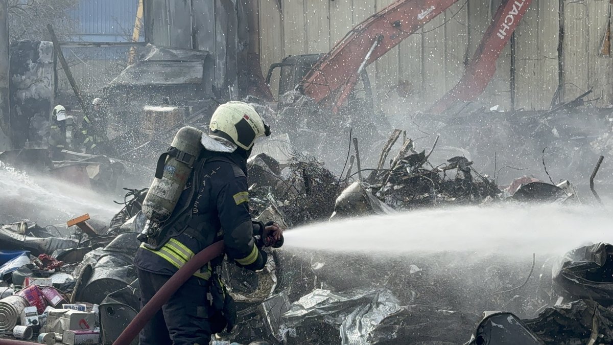 Gebze'de hurdalık alanda yangın: Gökyüzü siyaha büründü
