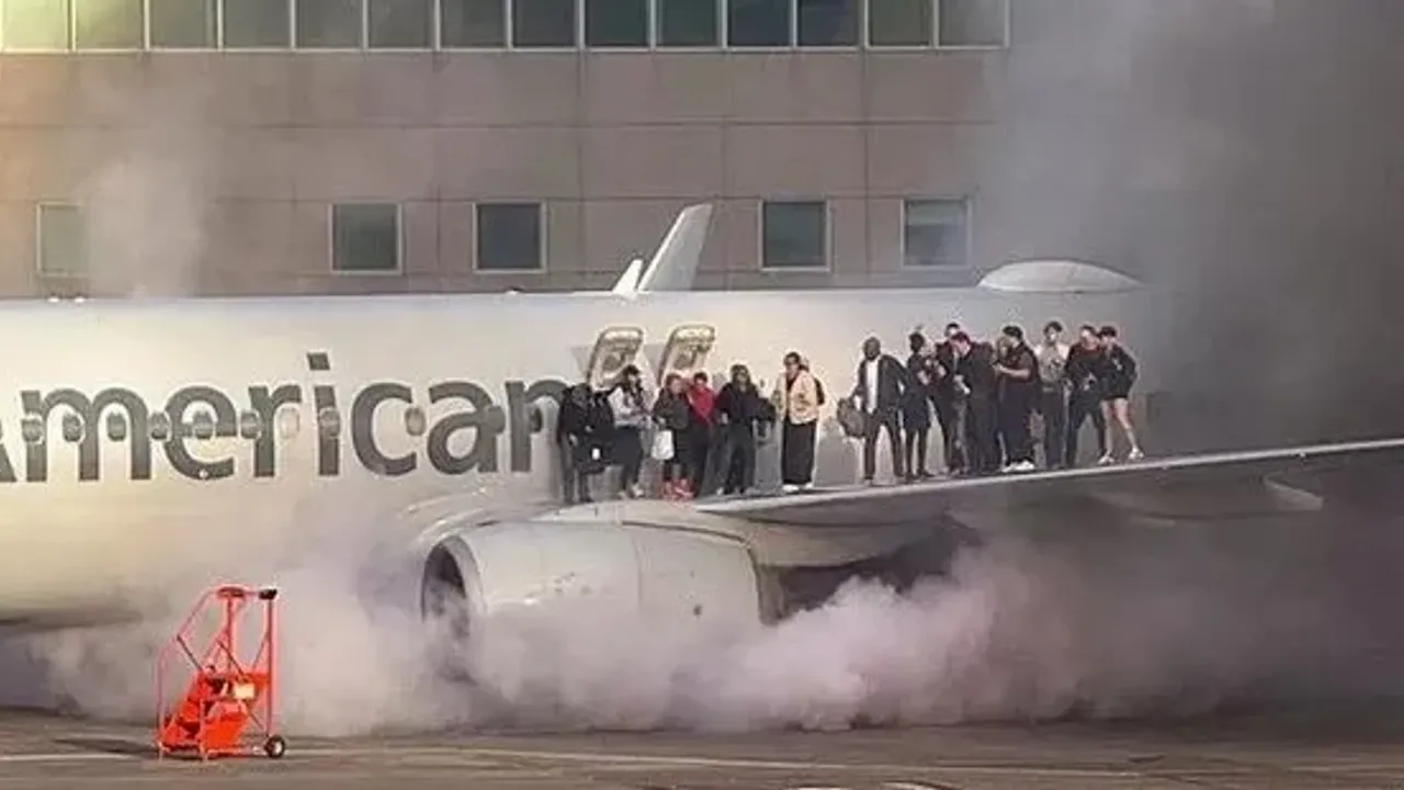 ABD'de yolcu uçağı havalimanında alev aldı: Yolcular tahliye edildi