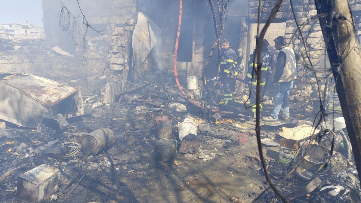 Şanlıurfa'da bir evde çıkan yangında köpek ve tavuklar yanarak telef oldu