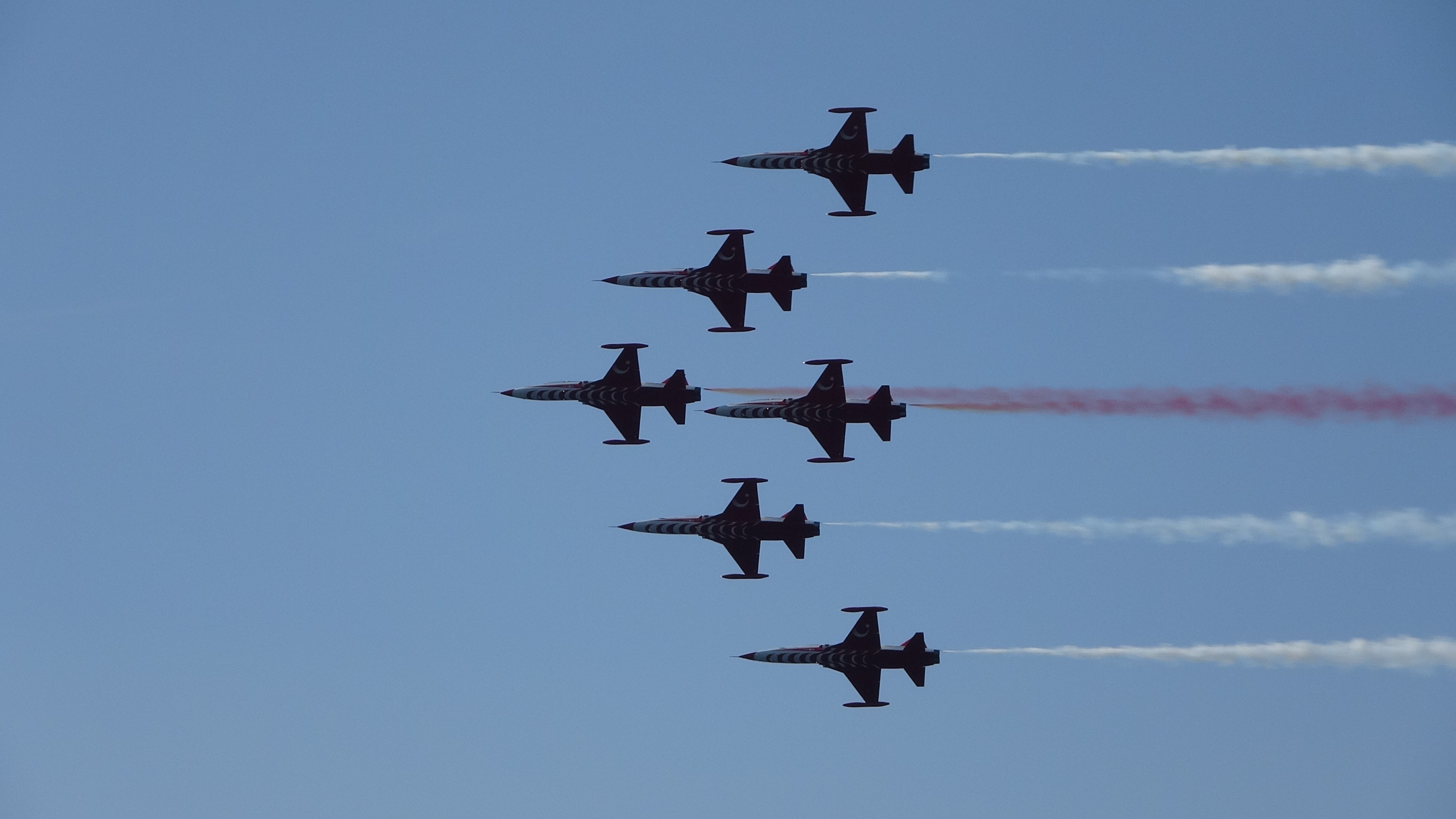 Türk Yıldızları Çanakkale semalarında nefesleri kesti