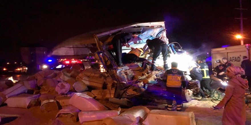 Bitlis’te askeri araçla kamyon çarpıştı
