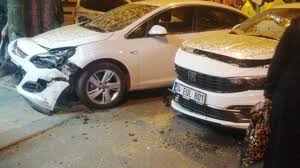 Bayrampaşa'da otomobil kıraathaneye daldı, 6 kişi yaralandı: O anlar kamerada