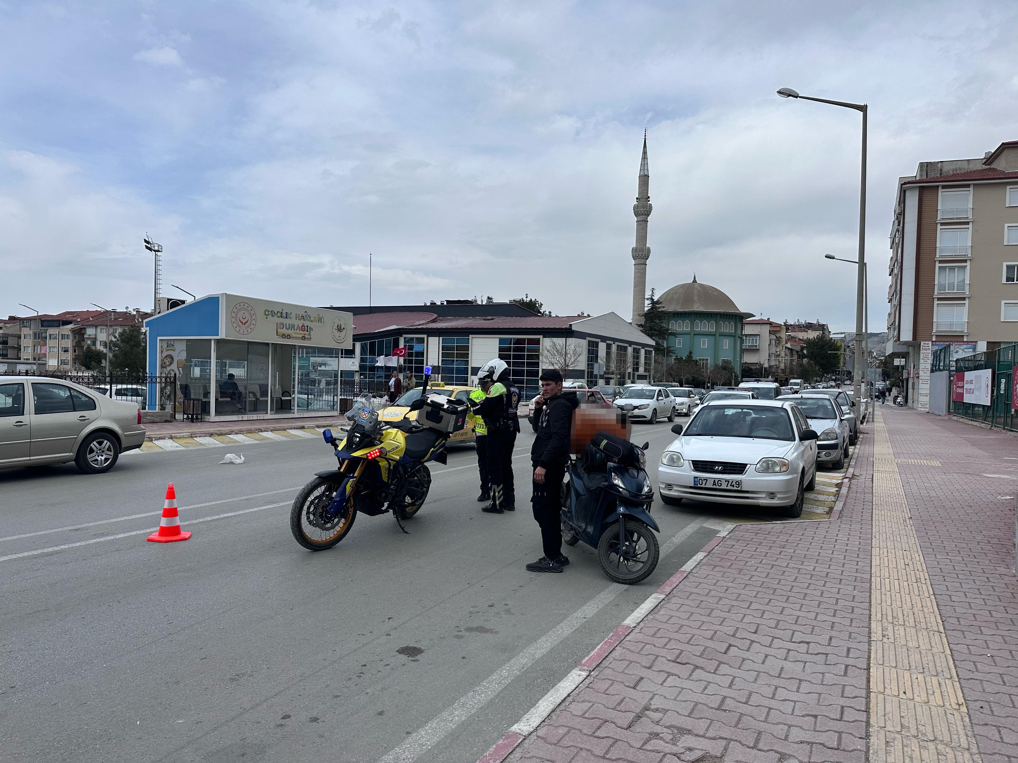Burdur’da kaza! Otomobil ile motosiklet çarpıştı, kurye yaralandı