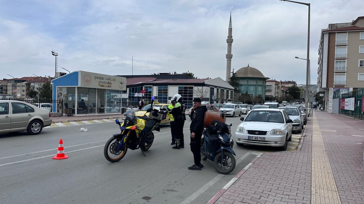 Burdur'da otomobil ile motosikletin çarpıştığı kazada kurye yaralandı